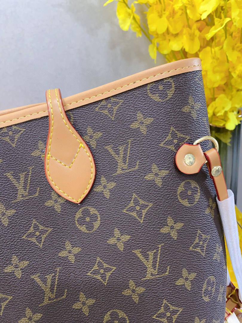 LV 

95 dhs🇦🇪🇦🇪

with box

size 45×18×30cm

Zain213
♥️♥️♥️