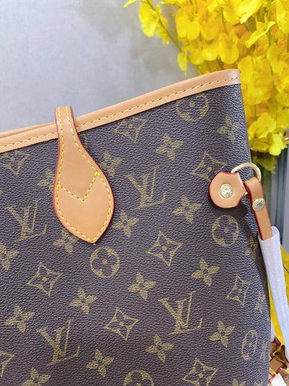 LV 

95 dhs🇦🇪🇦🇪

with box

size 45×18×30cm

Zain213
♥️♥️♥️
