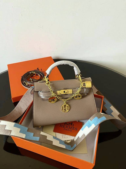 Hermes

100 dhs🇦🇪🇦🇪

size 22cm

with box
Zain26
♥️♥️♥️