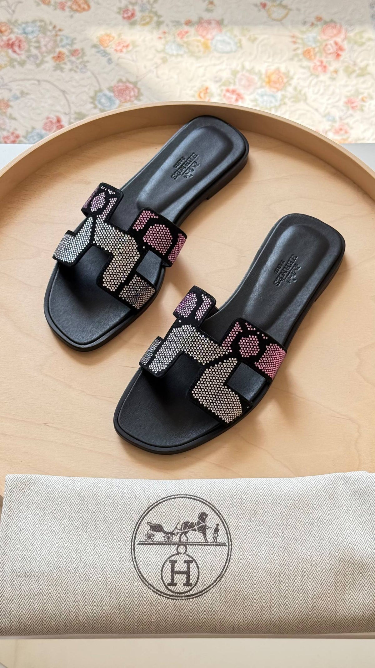Hermes

Available

Master quality 
Size: 36 to 41 

430 dhs🇦🇪🇦🇪

Zain318
♥️♥️♥️