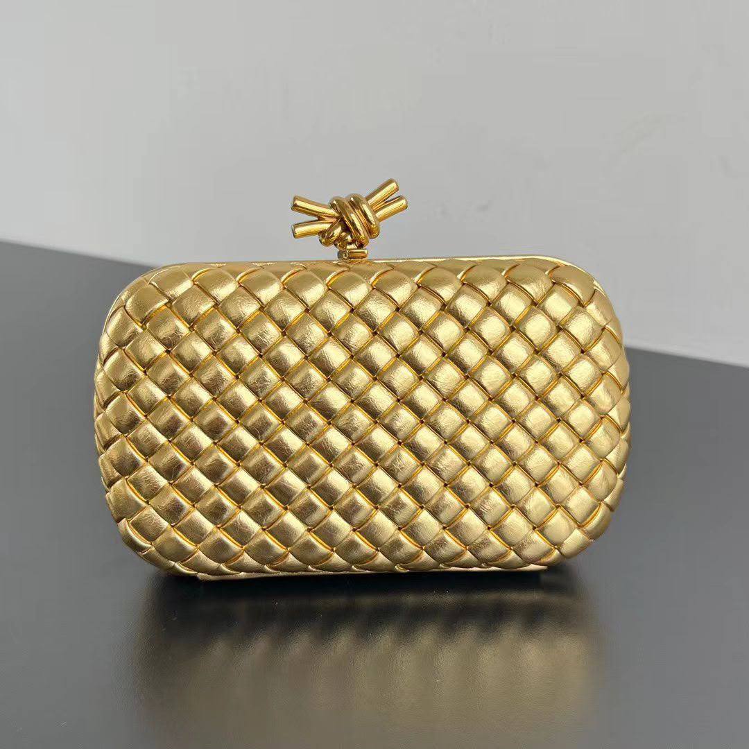 Bottega Veneta Knot Minaudière Clutch in Intreccio Mirror Leather✅*
*Size 19 cm*
For Price 👇 WhatsApp✅
0568585901 
0507557372
0552275751 Owner Zain 👌

Zain274
♥️♥️♥️