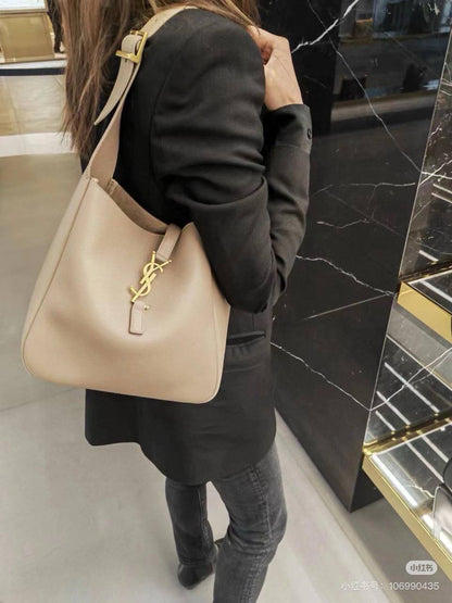 YSL
28*26*9cm
80 dhs✅

Zain17
♥️♥️♥️