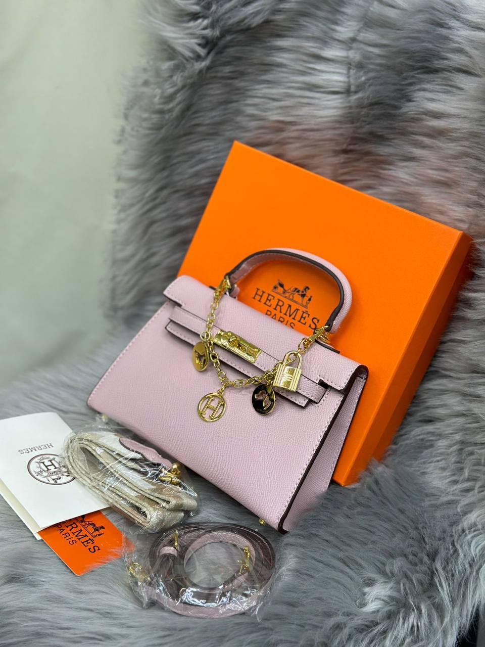 HERMES
SIZE……….  22  CM🌷
90 dhs🪙💕

with BOX✅

Zain51
♥️♥️♥️