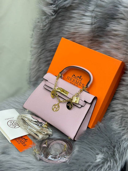 HERMES
SIZE……….  22  CM🌷
90 dhs🪙💕

with BOX✅

Zain51
♥️♥️♥️