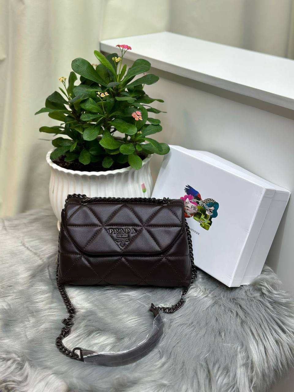 PRADA
SIZE  ……… 24CM 🥰
90 dhs🪙🌨️

with BOX🌷
🎁🎁🎁

Zain244
♥️♥️♥️