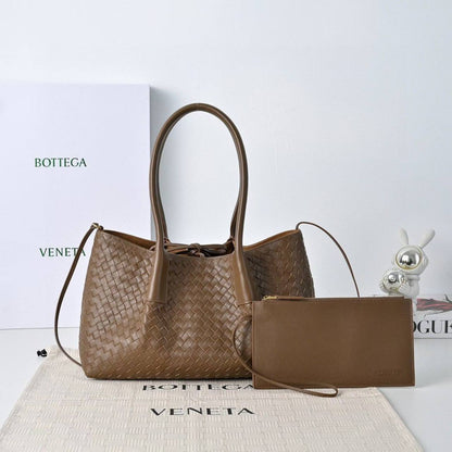 BOTTEGA
SUPER MASTER QUALITY 
SIZE:30 cm
For Price 👇 WhatsApp✅
0568585901 
0507557372
0552275751 Owner Zain 👌

Zain307
♥️♥️♥️