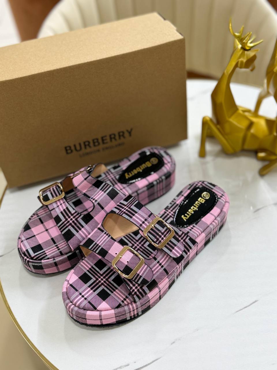 Burberry
Size 37to41    
55 dhs✅

Zain163
♥️♥️♥️