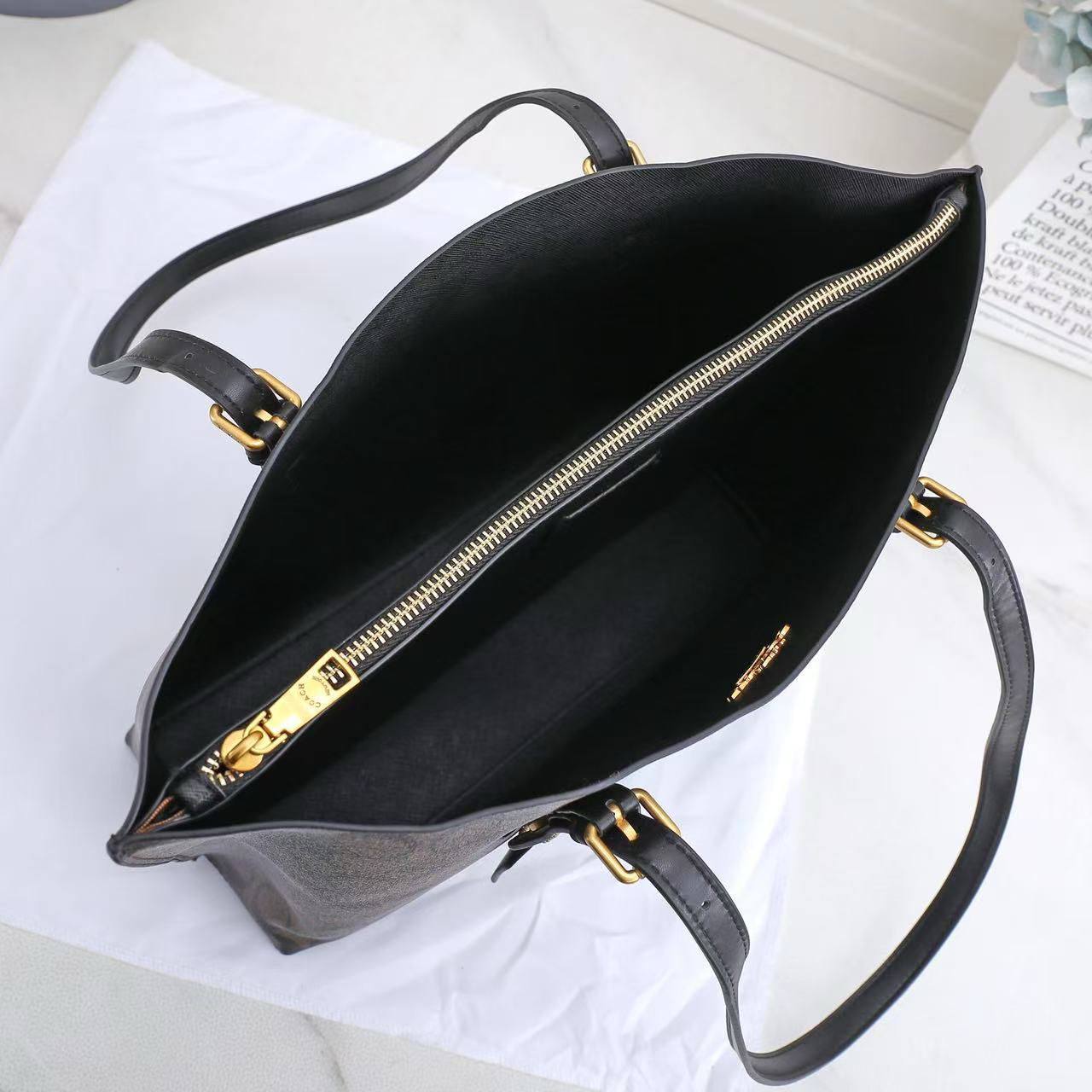 Coach
40  * 34 * 18 cm
120 dhs✅

Zain17
♥️♥️♥️