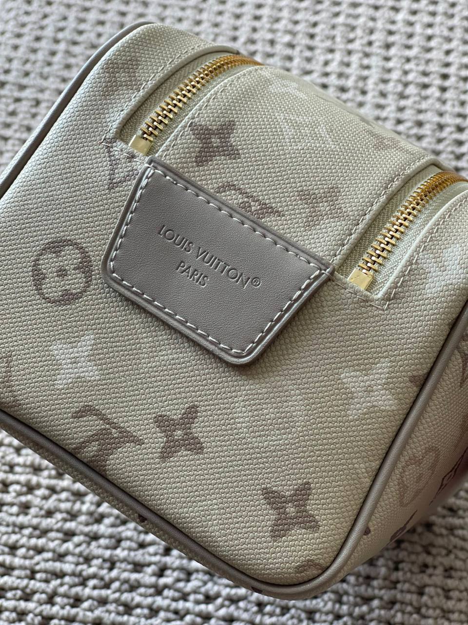 LV
*Wash Bag*
*Super Master Quality*
750 dhs✅

Zain179
♥️♥️♥️