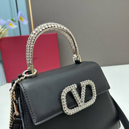 VALENTINO  
GOOD QUALITY
 WITH BOX 
🎁🎁🎁

100 dhs✅

Zain295
♥️♥️♥️