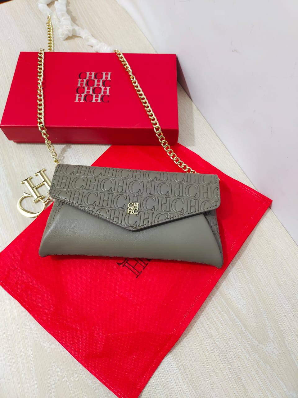 Aigner

55 dhs 🇦🇪🇦🇪🇦🇪

size 20cm

with box
Zain26
♥️♥️♥️