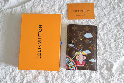 LV Passport Cover 

105 dhs💓 

With Box 
🎁🎁🎁

Master Quality

Zain33
♥️♥️♥️