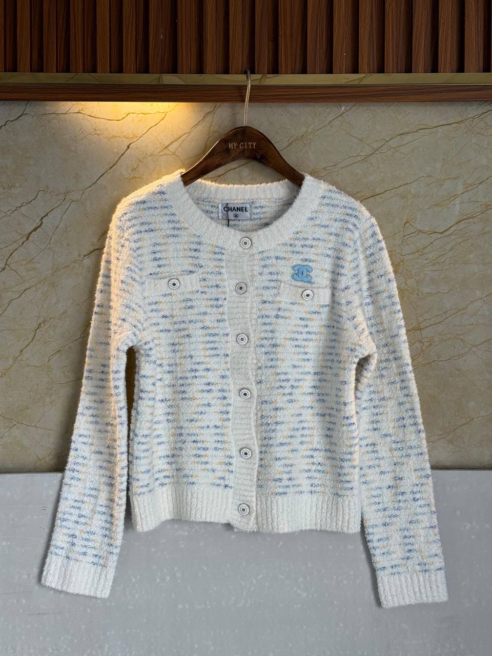 *CHANEL*
Women’s Cardigan
Master Quality 
SML
320 dhs🪙🌨️

Zain276
♥️♥️♥️
