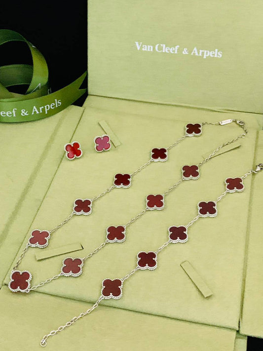 VCA SET
✨💫
NECKLACE 
BRACELET 
EARRINGS 
WITH BOX AND PAPER BAG🛍️🎁
230 dhs❣️

Zain89
♥️♥️♥️