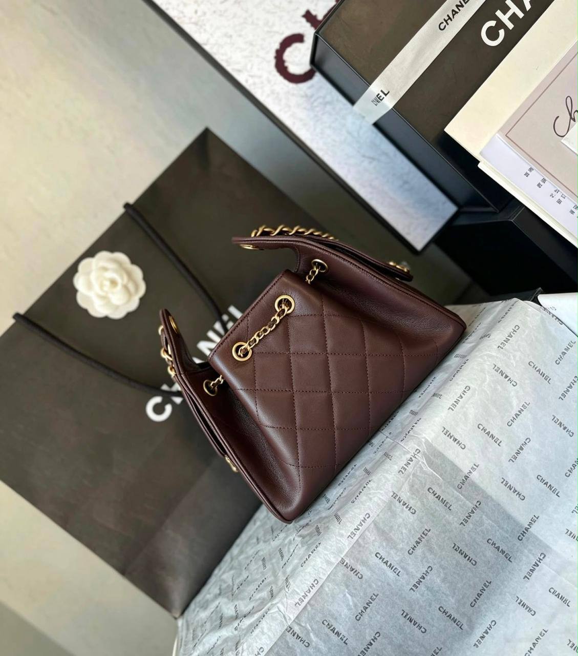 CHANEL 
NEW CAME GOOD QUALITY MINI SIZE WITH BOX 
120 DHS🇦🇪🇦🇪
Size: 20 cm

Zain17
♥️♥️♥️
