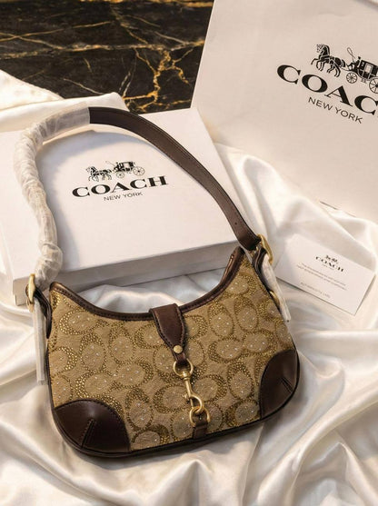 Coach
115 dhs❣️
SIZE：24cm
Good quality 

with box 
🎁🎁🎁

Zain35
♥️♥️♥️