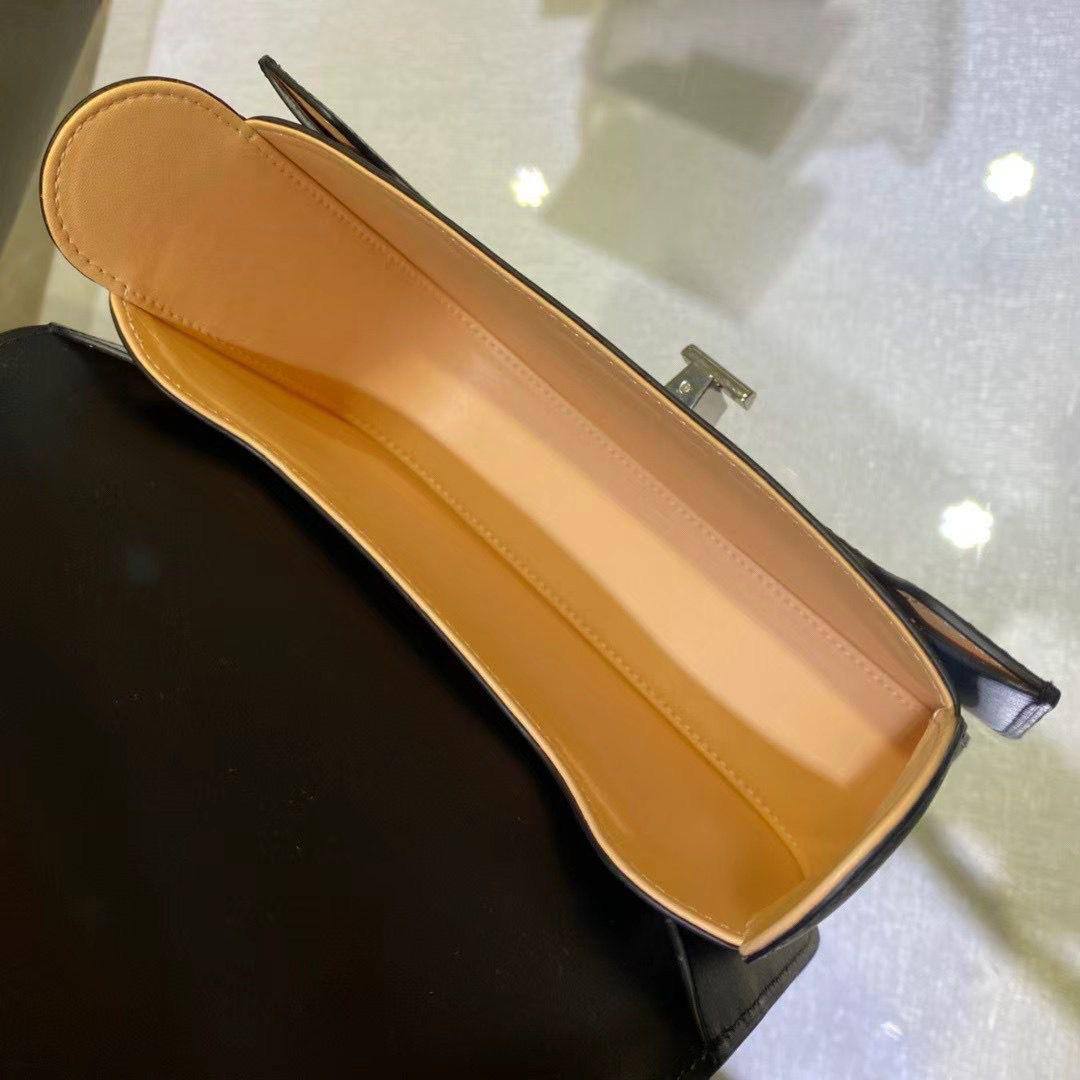 Delvaux 
Small Lingot shoulder bag in Olen calf leather❤️🥀

For Price 👇 WhatsApp✅
0568585901 
0507557372
0552275751 Owner Zain 👌

Zain71
♥️♥️♥️