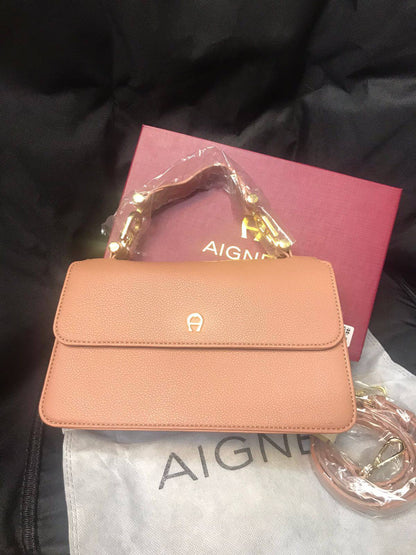 Aigner
100 dhs❤️
Size 24*7*15

Zain07
♥️♥️♥️