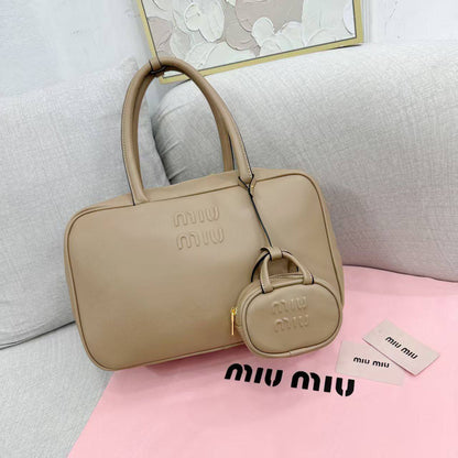 Miu Miu
105 dhs🪙🌨️

Zain177
♥️♥️♥️