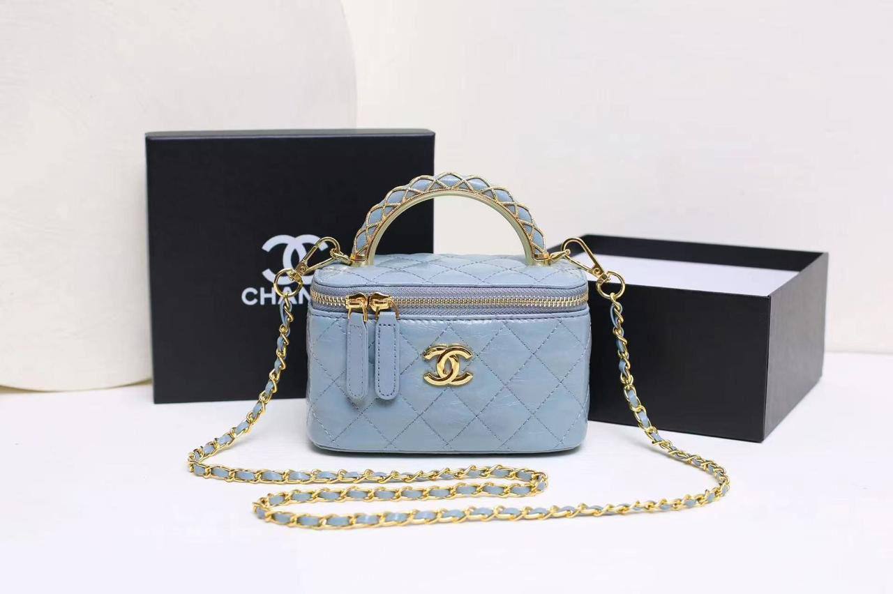 💗 Chanel hot design
1⃣️  First quality +🎁
Size : 17.5  * 11.5 cm
95 dhs✅
with box🎁

Zain115
♥️♥️♥️
