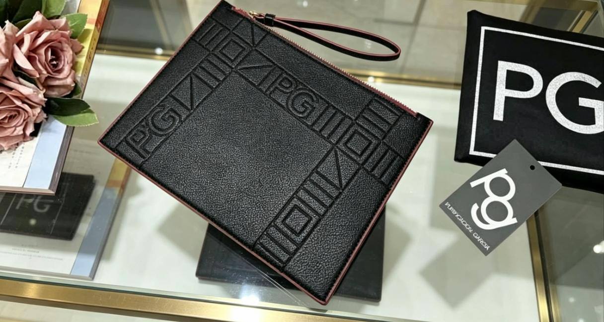 Introduction of PG(Purificación García)📌
 70 dhs✅

Full brand name: Purificación García, abbreviated as PG, a Spanish light-luxury designer handbag brand founded in Madrid, Spain, a time-honored European brand focusing on art accessories.

Zain07
♥️♥️♥️