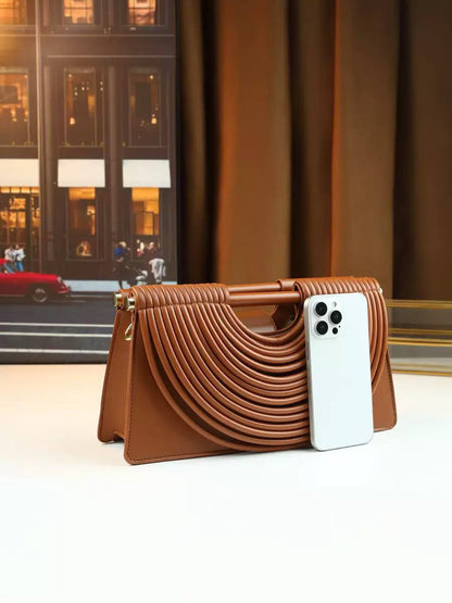 BOTTEGA NEW CAME GOOD QUALITY WITH BOX 
120 dhs✅

Zain295
♥️♥️♥️