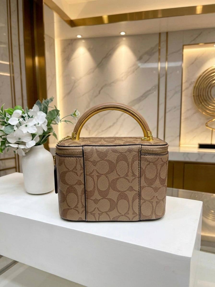 Coach
High quality
With box 
85 dhs✅

Zain136
Zain50
♥️♥️♥️