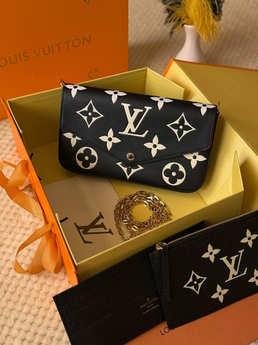 LV
21cm
300 dhs❤️
Top quality 
With box🎁

Zain167
♥️♥️♥️