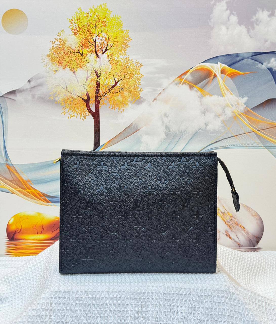 LV

Best quality 

with box

80 dhs🇦🇪🇦🇪

size25CM

Zain290
♥️♥️♥️