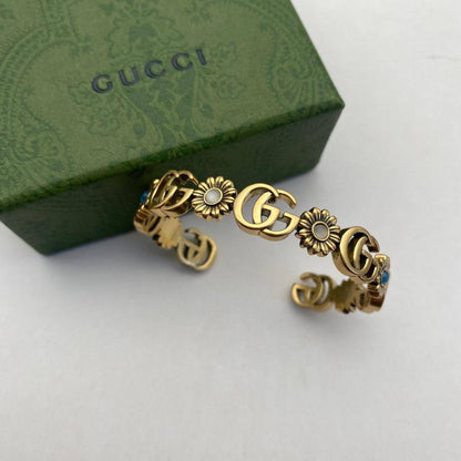 GUCCI 
MASTER ✨💫
BANGLE 
55 DHS💓
WITH BOX AND PAPER BAG 🛍️🎁

Zain89
♥️♥️♥️