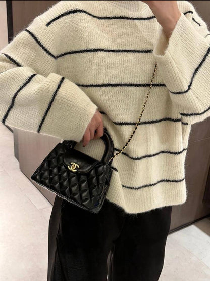 Chanel
95 dhs🪙
size：22cm

Good quality 

with box
🎁🎁🎁

Zain39
♥️♥️♥️