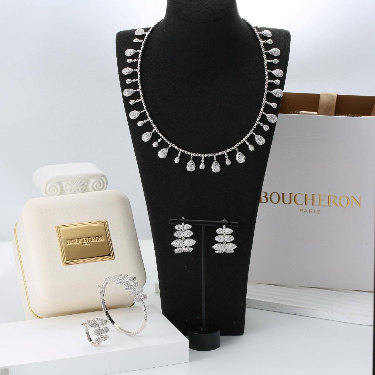 BOUCHRON SET
MASTER💫✨
350 DHS✅
WITH BOX AND PAPER BAG🛍️🎁

Zain89
♥️♥️♥️