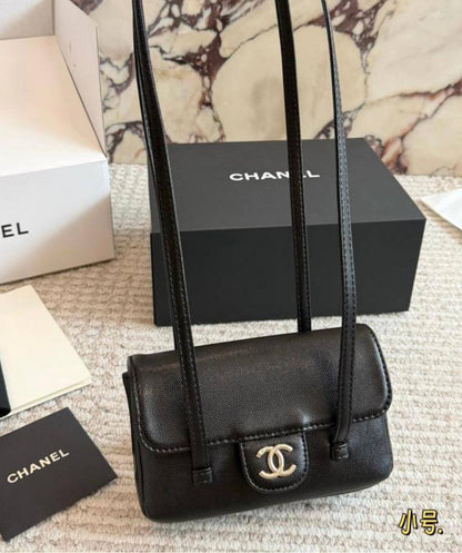 Chanel
100 dhs✅

With box
🎁🎁🎁

size 22×7×13cm

Zain42
♥️♥️♥️