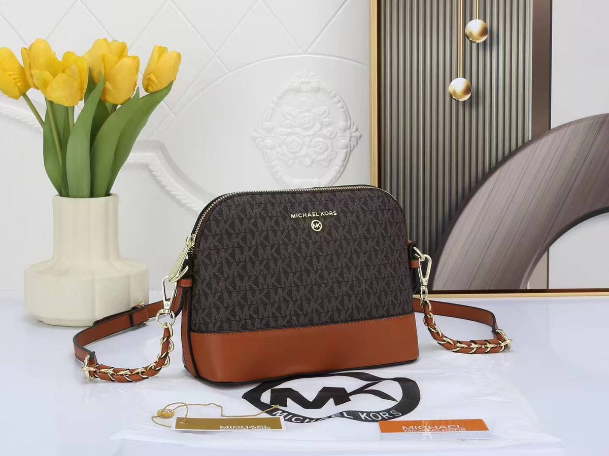 MK

Best quality 
with box

95 dhs🇦🇪🇦🇪

size 23CM

Zain290
♥️♥️♥️