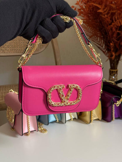 New Collection✨✨✨
VALENTINO
20cm
350 dhs🪙💚
Top quality 
With box🎁

Zain167
💚💚💚