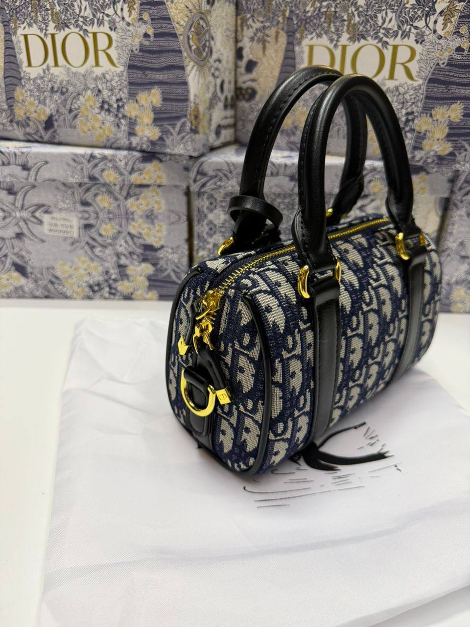 Dior
110 dhs🪙🌨️

size:18CM
Good quality 

with box
🎁🎁🎁

Zain35
♥️♥️♥️