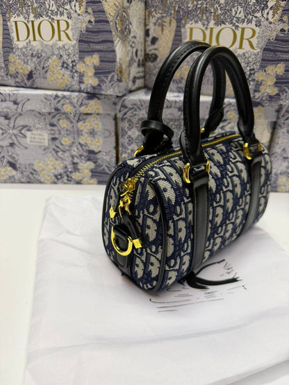 Dior
110 dhs🪙🌨️

size:18CM
Good quality 

with box
🎁🎁🎁

Zain35
♥️♥️♥️