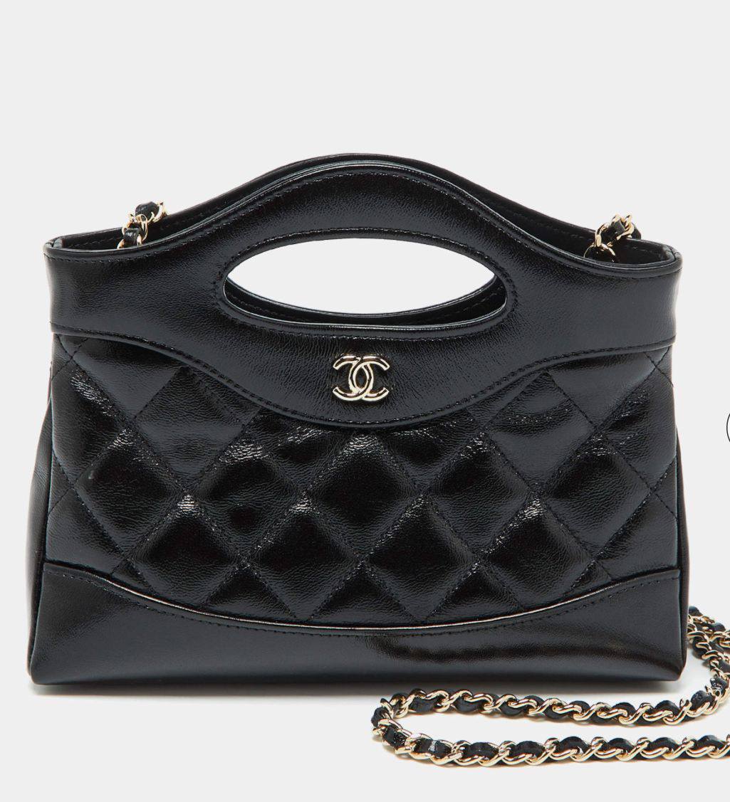 Chanel
85 dhs🪙🌨️
SIZE：20cm
With box
🎁🎁🎁

Zain35
♥️♥️♥️