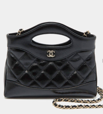 Chanel
85 dhs🪙🌨️
SIZE：20cm
With box
🎁🎁🎁

Zain35
♥️♥️♥️