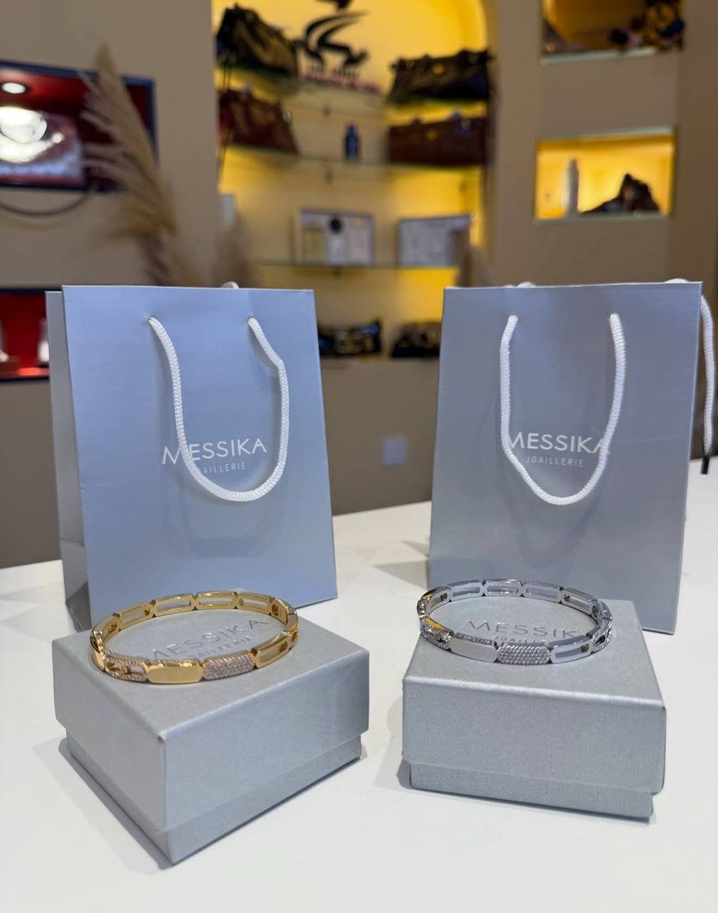 Messika

65 dhs 
With box & paper bag

Zain89

اطلبوها من الوتس المثبت في الأعلى👆🏻👆🏻

تواصلو معنا 👈🏻 Zain 
For order WhatsApp pinned 👆🏻

♥️♥️♥️