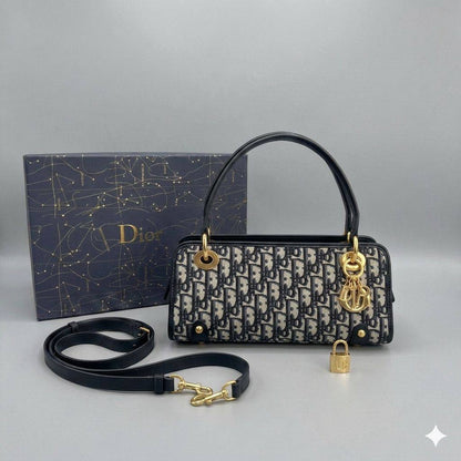 CHRISTIAN DIOR
East west D- vibe Bowling
Gold hardware
With long belt strap
With BOX
size : 28 cm

110 dhs🇦🇪🇦🇪

Zain239
♥️♥️♥️