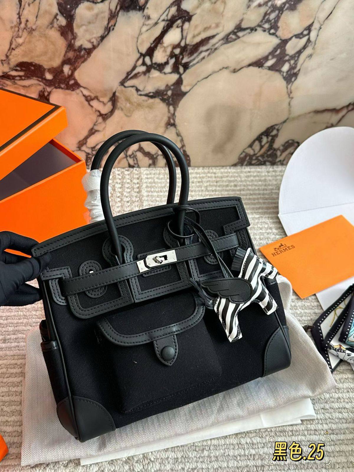 Hermes 
Master +++
420 dhs❣️

Zain141
♥️♥️♥️