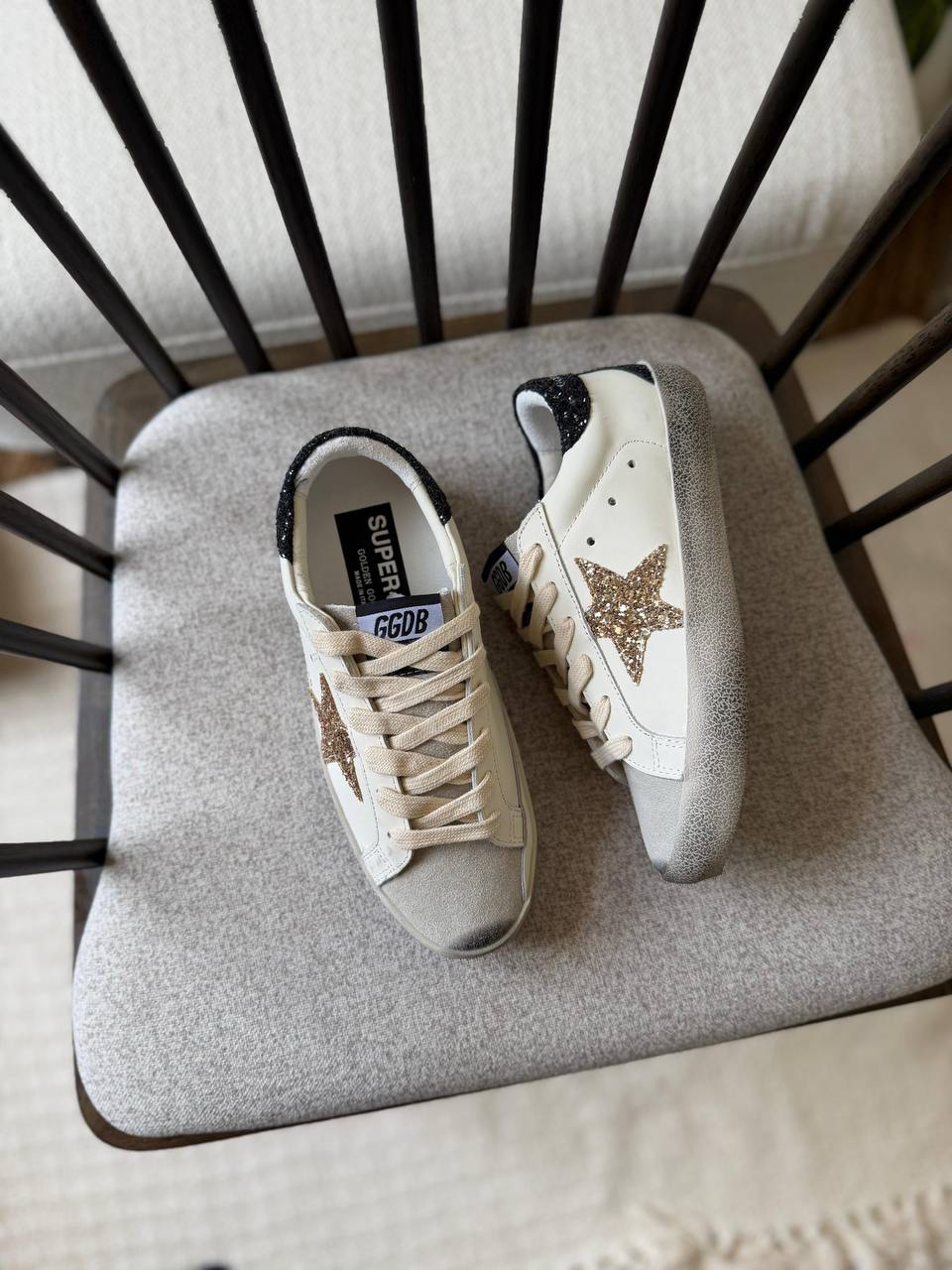 Golden Goose
𝑮𝑶𝑳𝑫𝑬𝑵 𝑮𝑶𝑶𝑺𝑬
𝑨𝑨𝑨 𝑸𝒖𝒂𝒍𝒊𝒕𝒚
𝑺𝒊𝒛𝒆 𝟑5 𝒕𝒐 𝟒2 
450 dhs✅

Zain81
♥️♥️♥️