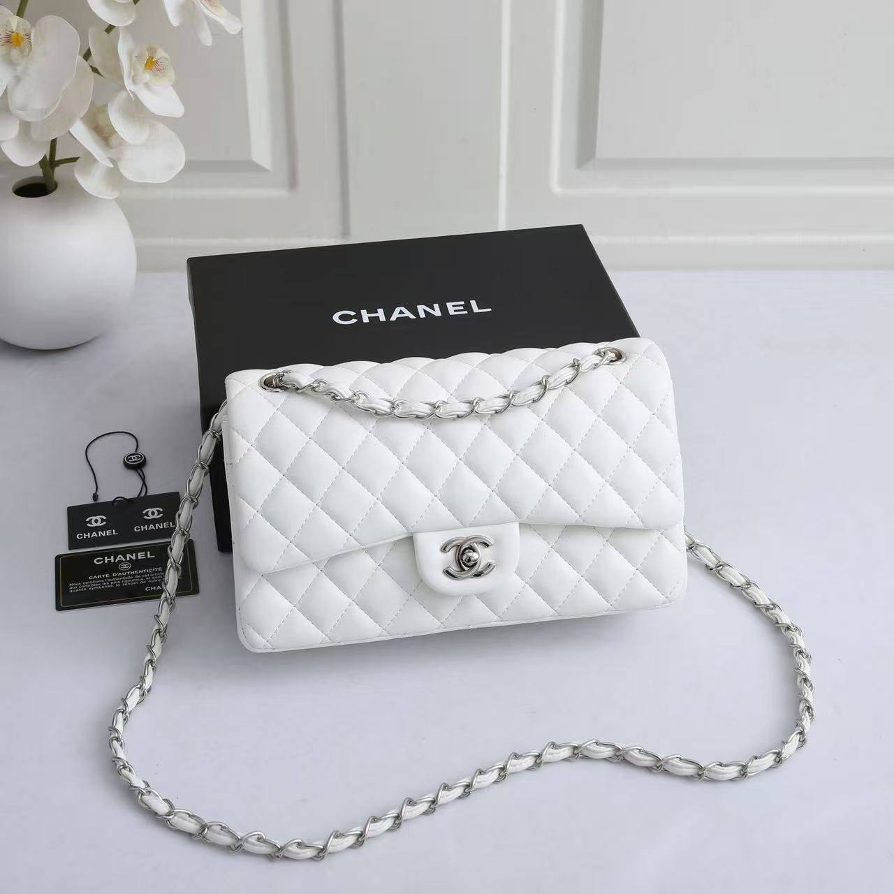 Chanel

with box
🎁🎁🎁

110 dhs✅
good quality

Zain143
♥️♥️♥️