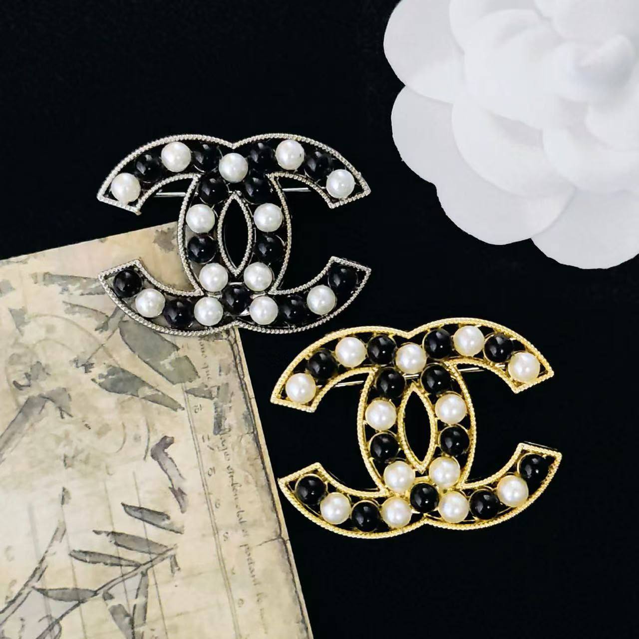 BROOCH🦋*
Good quality 🍁
With black boxes 📦 
20 dhs💓

With normal box 🗃️ 
And paper bag 🛍️
35 dhs💓

Zain216
♥️♥️♥️