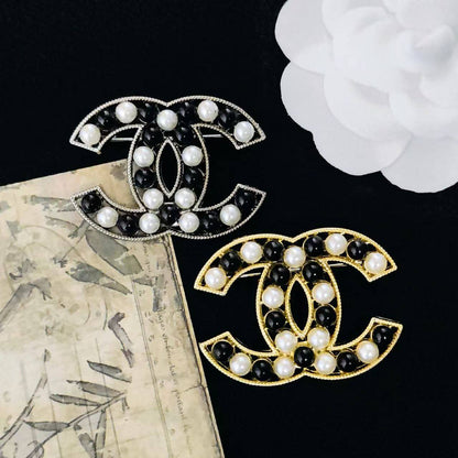 BROOCH🦋*
Good quality 🍁
With black boxes 📦 
20 dhs💓

With normal box 🗃️ 
And paper bag 🛍️
35 dhs💓

Zain216
♥️♥️♥️