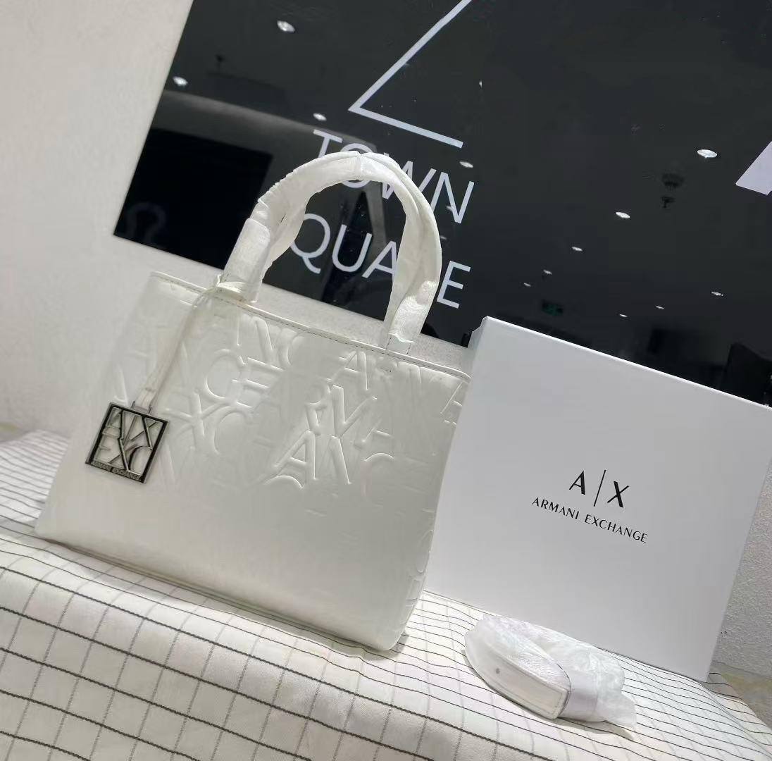 A | X
Armani Exchange
115 dhs🪙🖤
high quality 32Cm  
New come

Zain26
♥️♥️♥️
