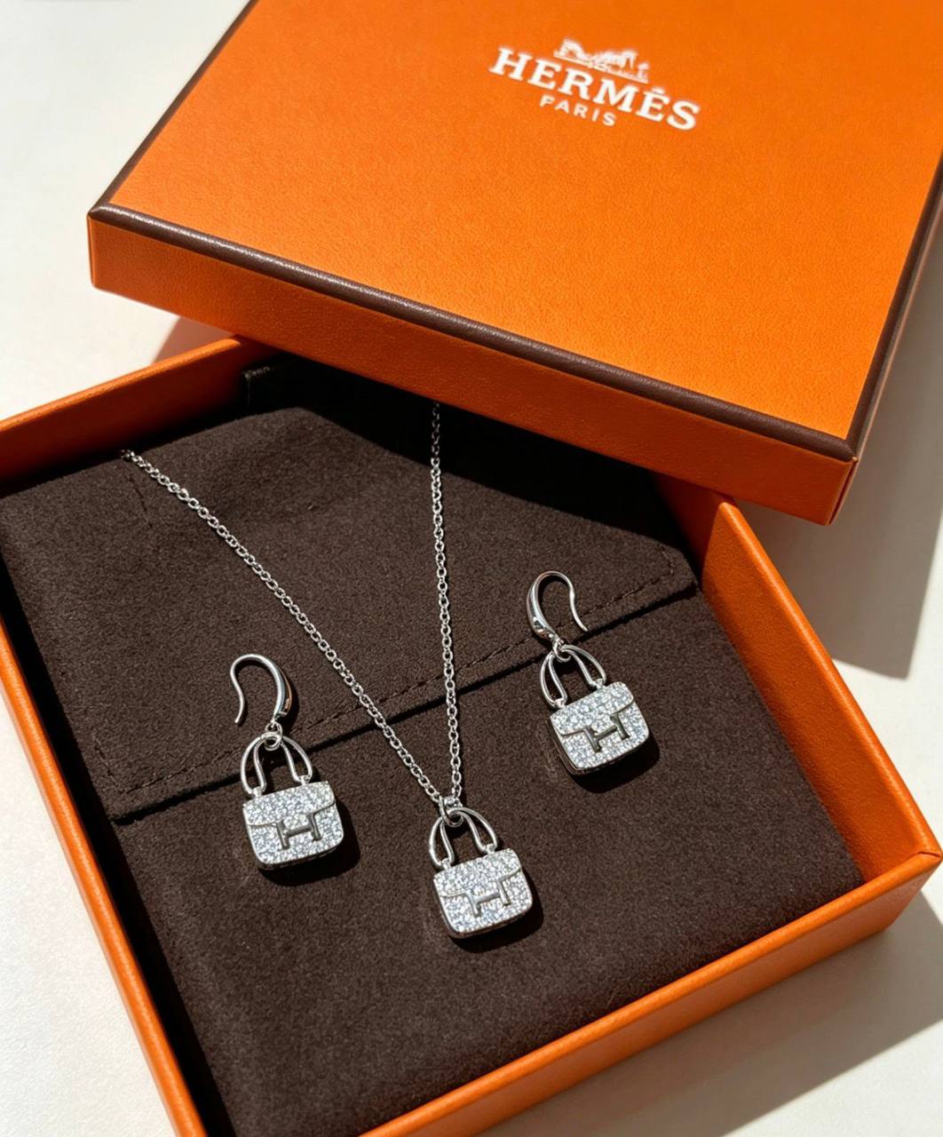 Hermes ❤️‍🔥*
Necklace 🐦‍🔥
Earring🦋
Master quality 💯
With normal boxes 📦 
95 dhs💓
With master box 🗃️ 
120 dhs💓

Zain216
♥️♥️♥️