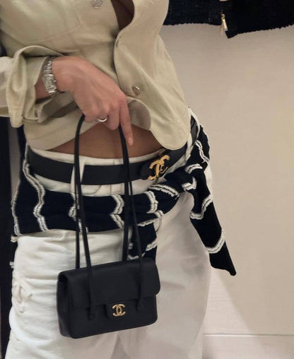Chanel
100 dhs✅

With box
🎁🎁🎁

size 22×7×13cm

Zain42
♥️♥️♥️