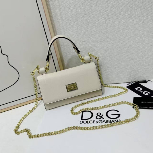 D&G
Best quality
With box’s
🎁🎁🎁

95 dhs🪙🌨️
size 19cm

Zain158
♥️♥️♥️